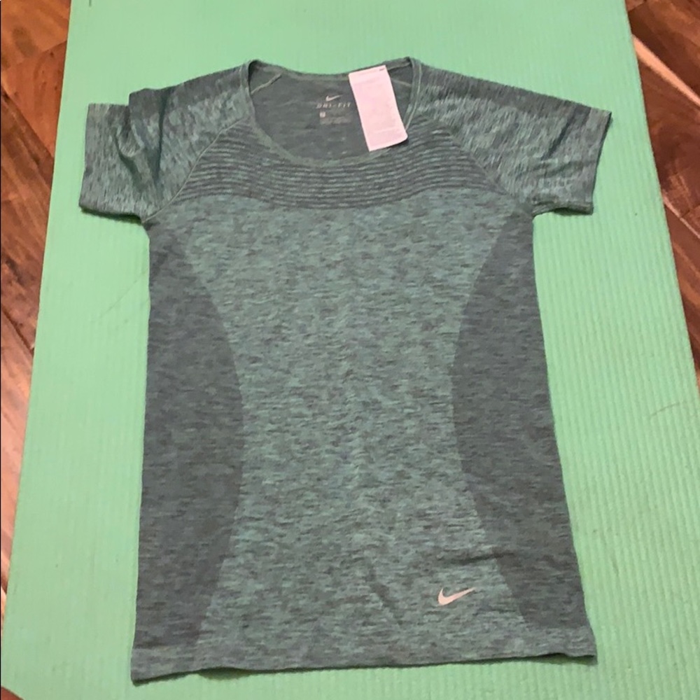 Women’s nike running small top